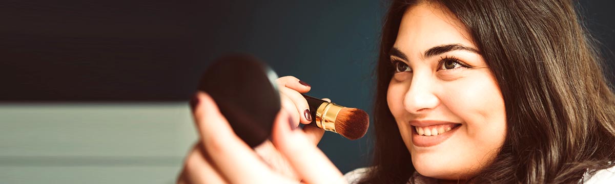 Frau beim Make-up auftragen